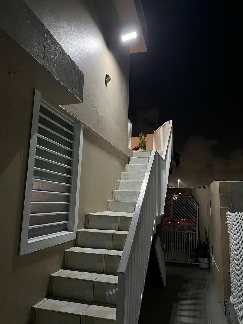 Foco Solar LED 80W con Sensor – lámpara solar exterior resistente al agua | LED Solar Puerto RicoFoco Solar LED 300W con Sensor – lámpara solar potente exterior con control remoto | LED So